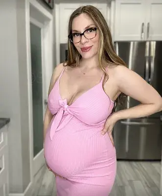 𝑃𝑟𝑒𝑔𝑛𝑎𝑛𝑡 Step-Mommy Mia 🍼 profile