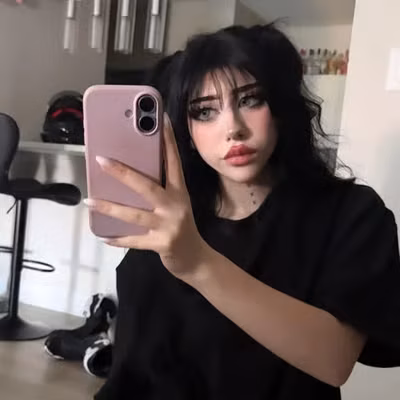 𝔡𝔞𝔦𝔰𝔶 || prettiest goth 🖤 profile