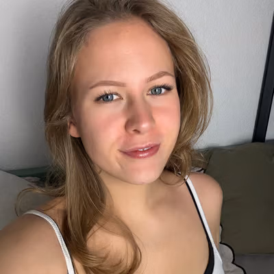 Julia โค๏ธ YOUNG MILF profile